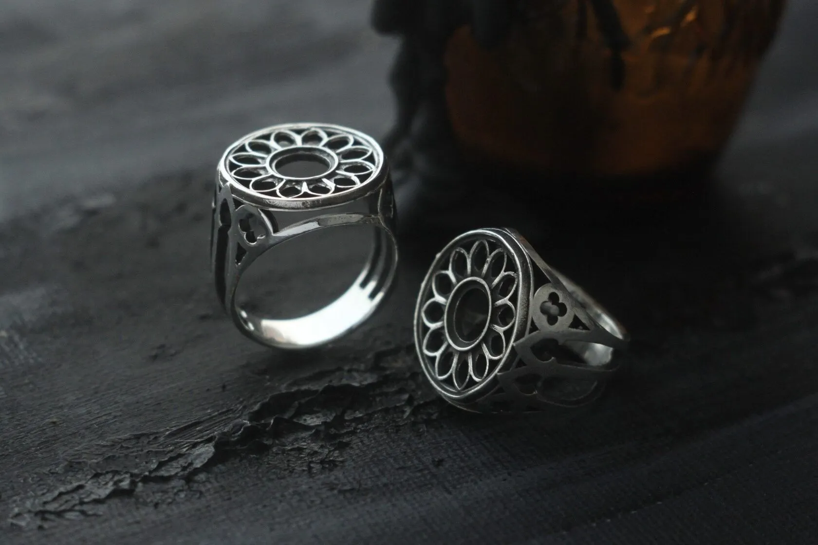 Посеребренное кольцо-печатка "Готическая роза"