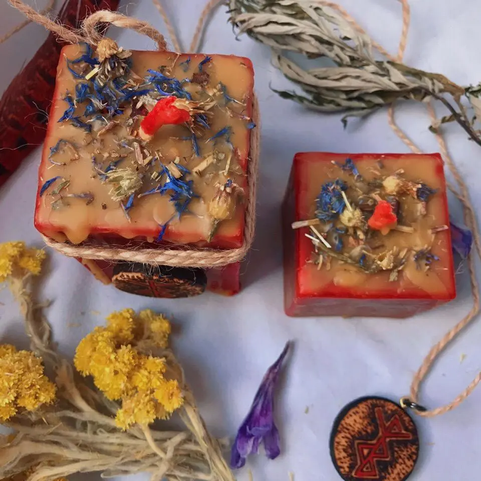 Свеча "На мягких лапах" с амулетом