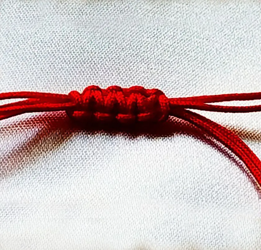 Браслет с красной нитью "Триглав"