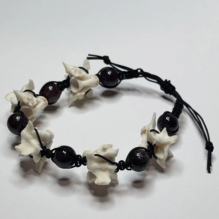 Браслет "Воплощение Воли" с позвонками змеи и гранатом