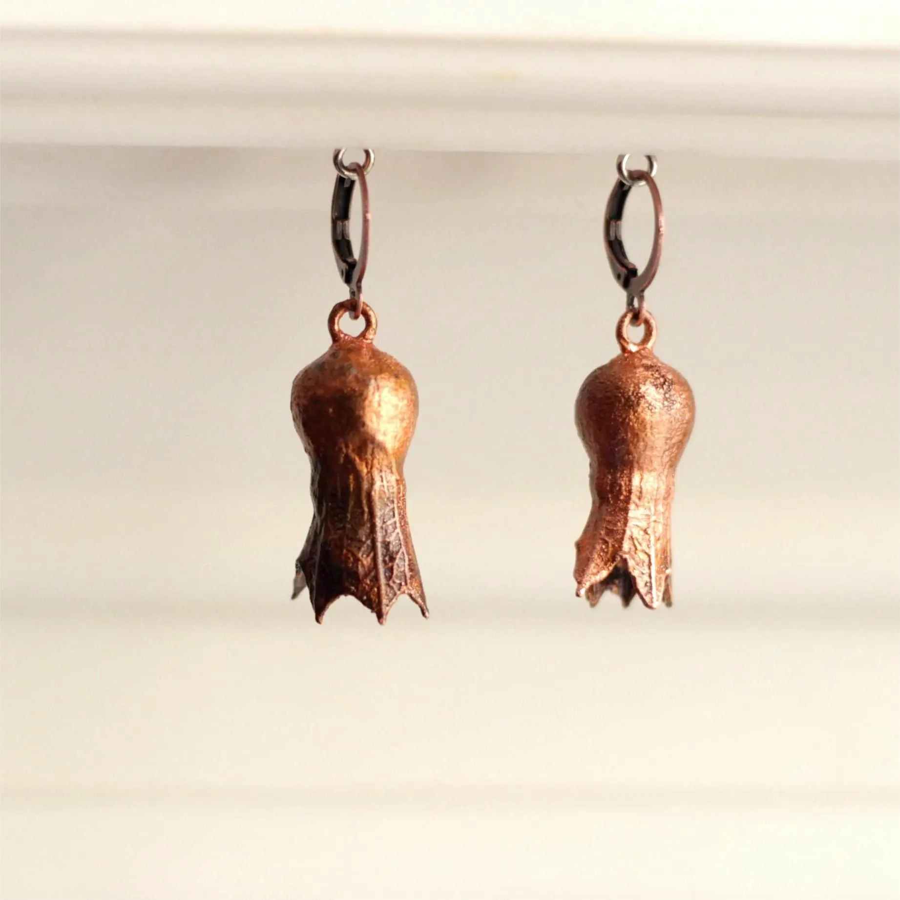 Серьги "Любовный приворот" из цветов белены