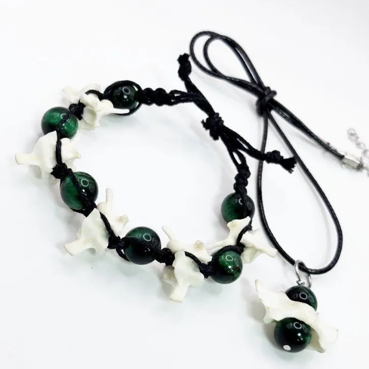 Браслет "Оберег бессмертия" с позвонками змеи и тонированным кошачьим глазом