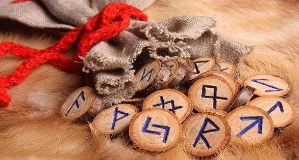 Гадание на рунах на любовь: значение и расклады