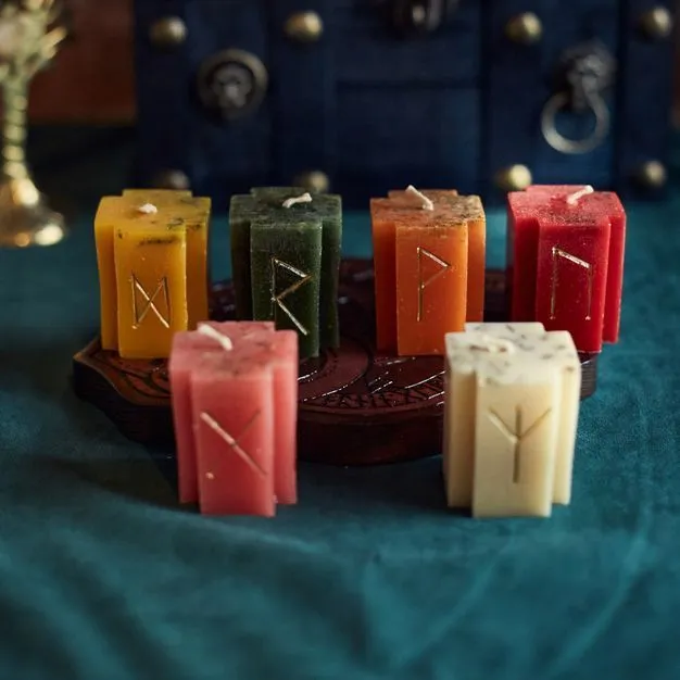 Свеча-крест руническая свеча с травами "Альгиз"