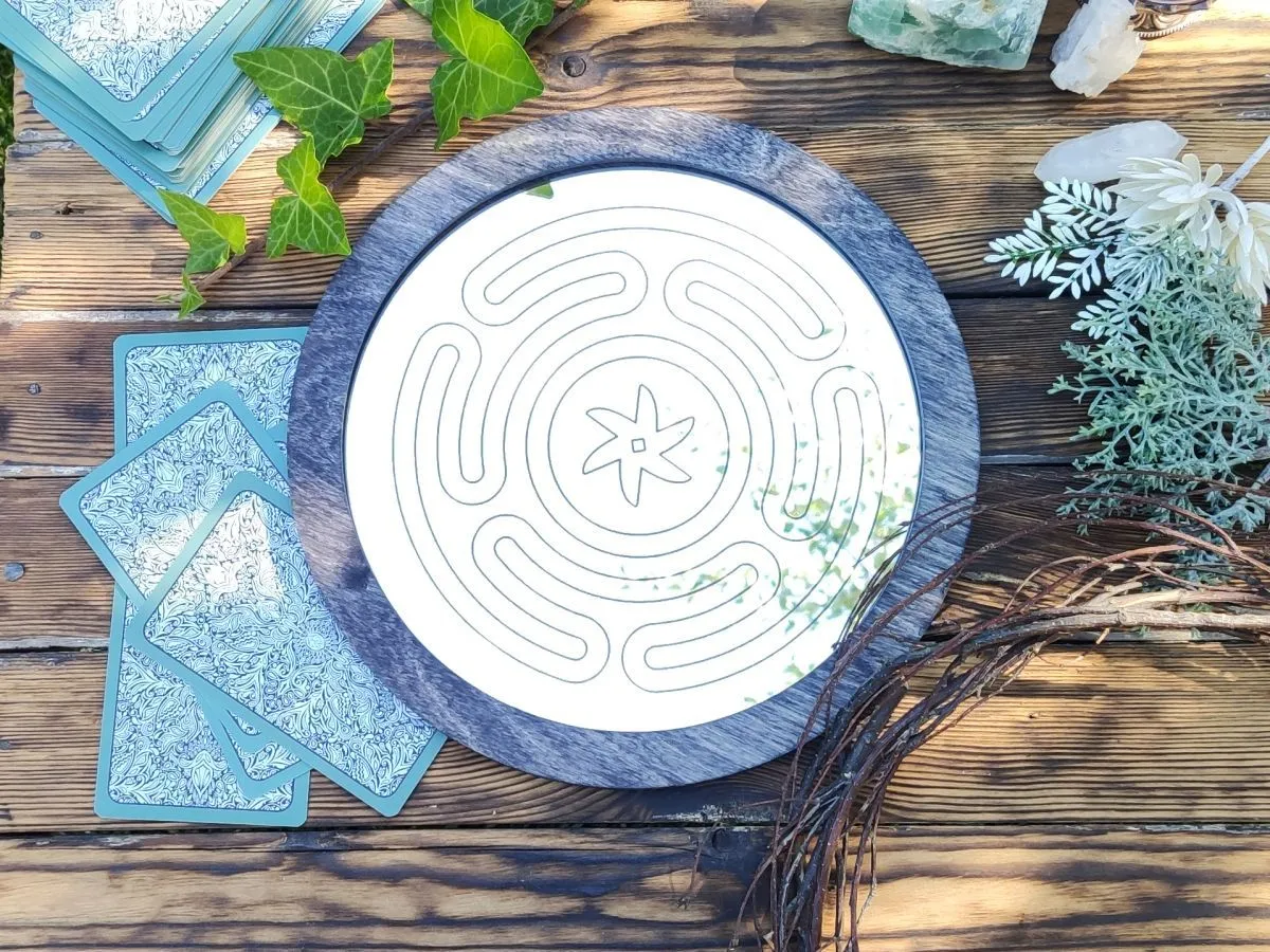 Светлое зеркало для практик "Знак Гекаты" с резьбой, в деревянной раме