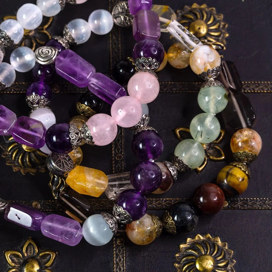 Браслет "Та, кто считает луну сегодня красивой" из натуральных камней