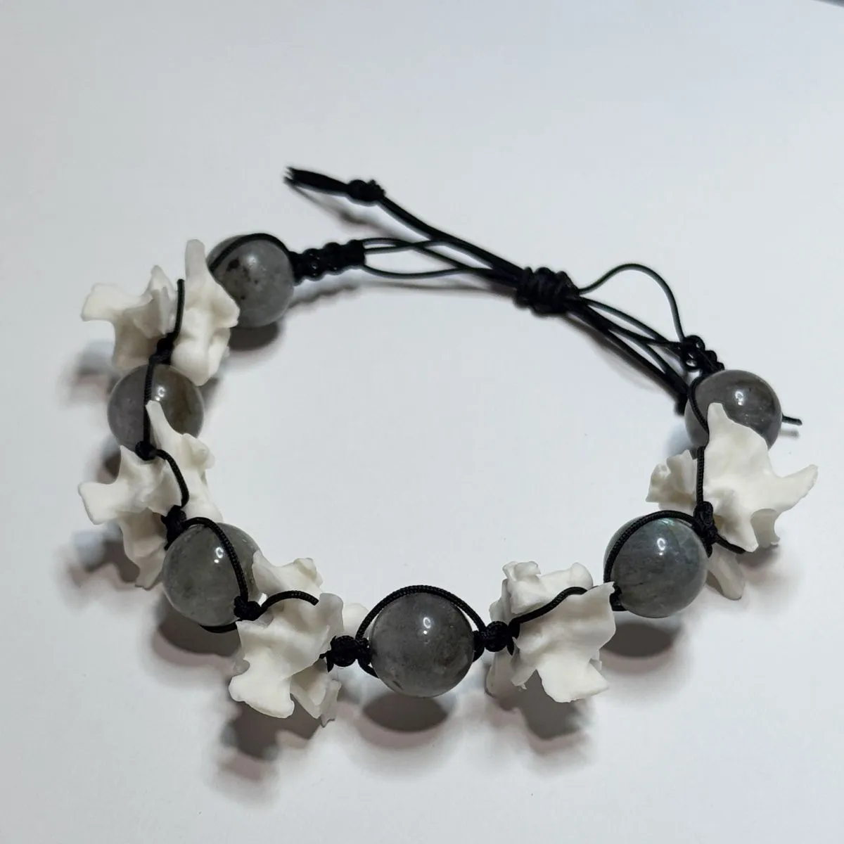 Браслет "Змеиное Зрение" со змеиными позвонками и лабрадоритом