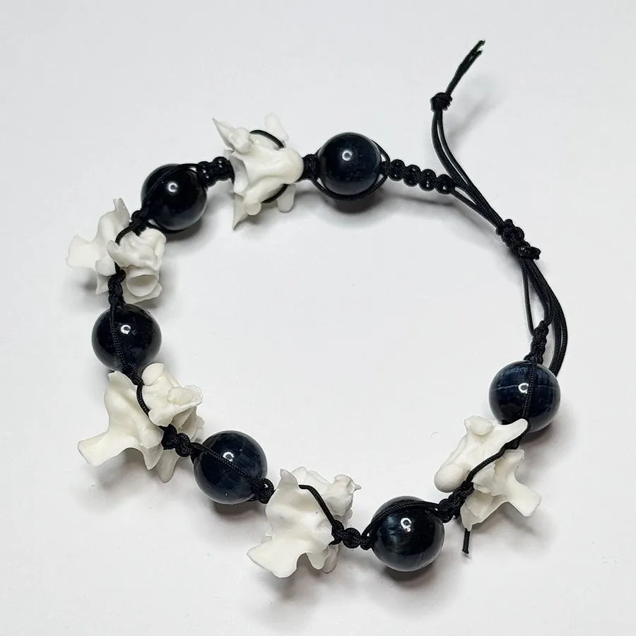 Браслет "Увидеть и отразить" с позвонками змеи и соколиным глазом