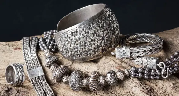 Как чистить серебряные украшения: правила и рекомендации