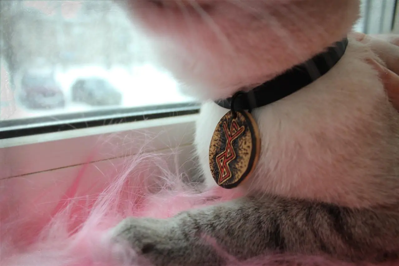 Свеча "На мягких лапах" с амулетом