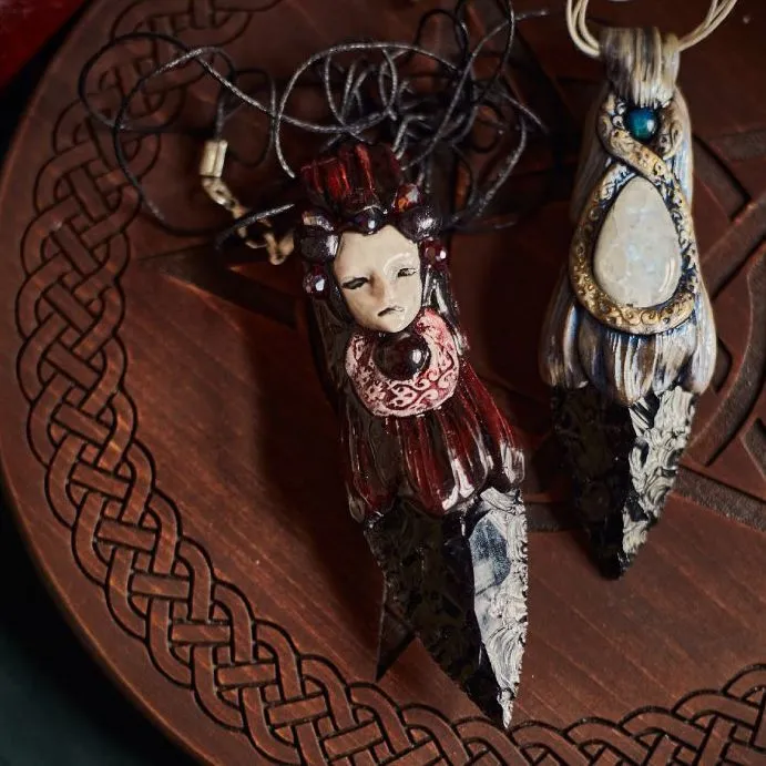 Ритуальный нож-кулон "Лилит", гранат