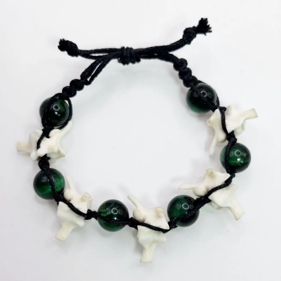 Браслет "Оберег бессмертия" с позвонками змеи и тонированным кошачьим глазом