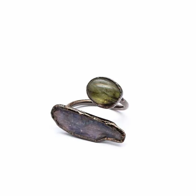 Кольцо из меди с лабрадоритом и киантитом"Ключ к возможностям"