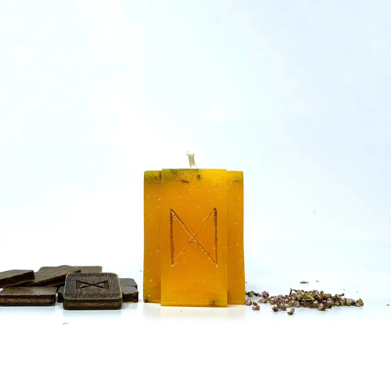 Свеча-крест руническая свеча с травами "Дагаз"