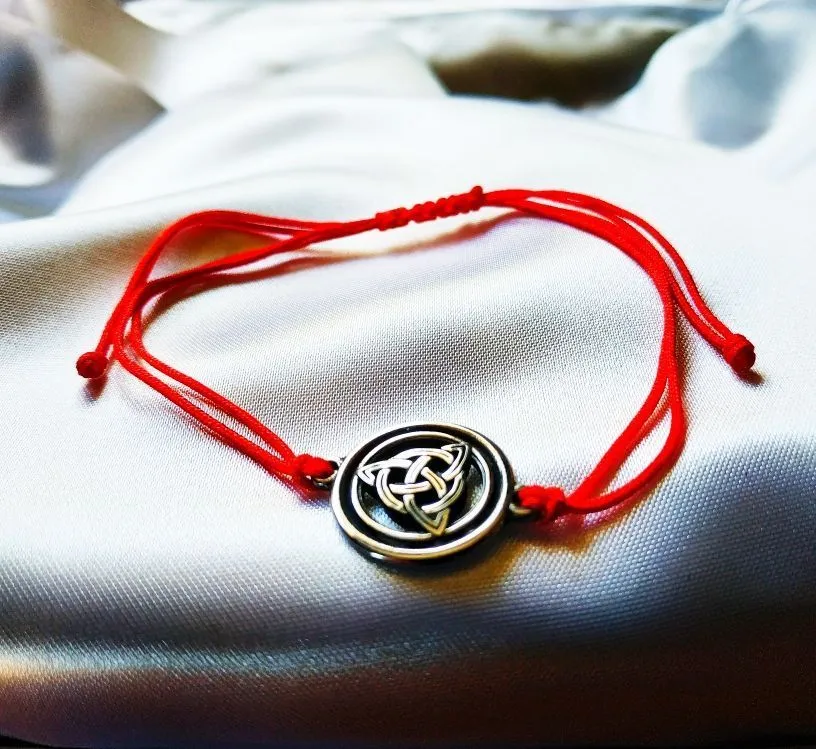 Браслет с красной нитью "Триглав"