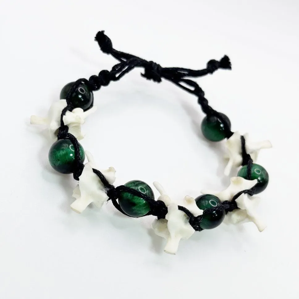 Браслет "Оберег бессмертия" с позвонками змеи и тонированным кошачьим глазом