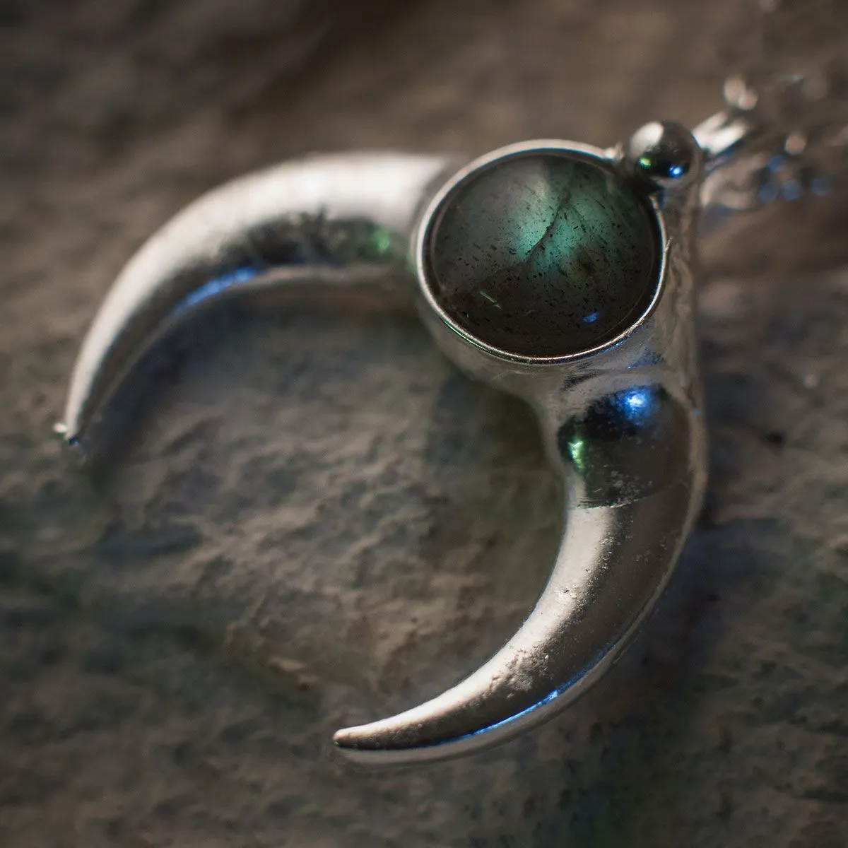 Подвеска "Созвездие Тельца" с лабрадором