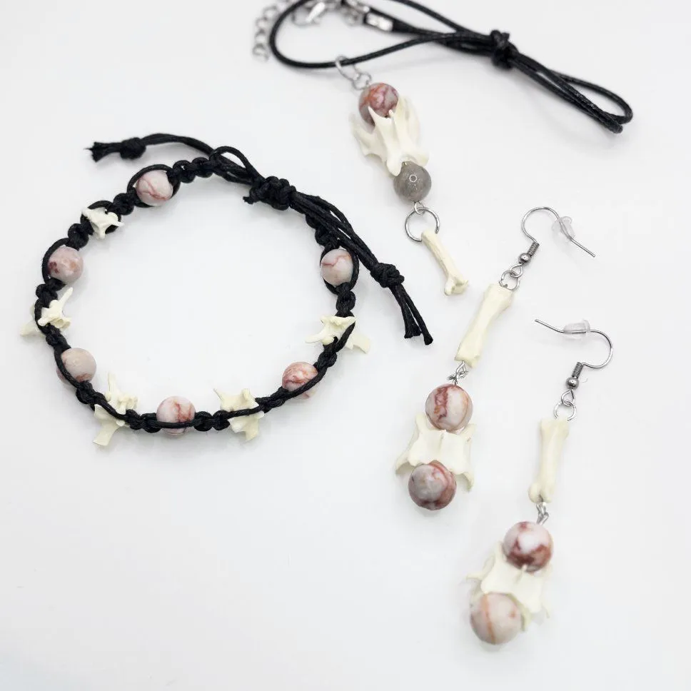 Серьги "Равновесие" с позвонками куницы, фалангами лап лис и розовой яшмой