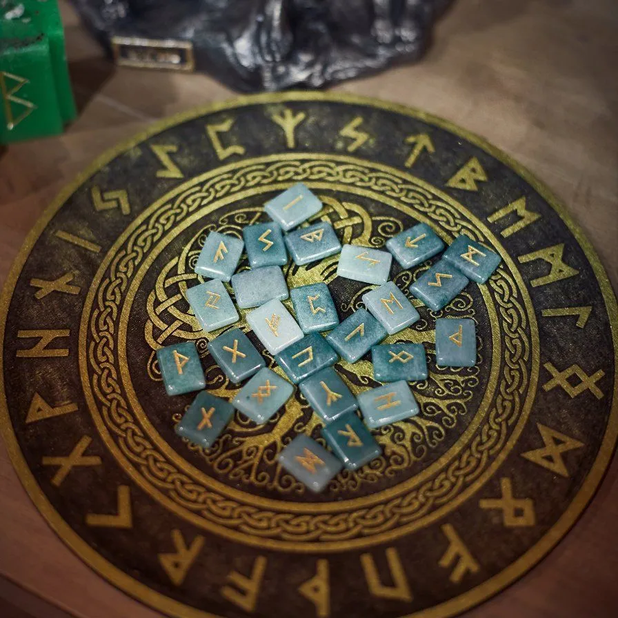 Набор рун из зелёного авантюрина, подарочная упаковка