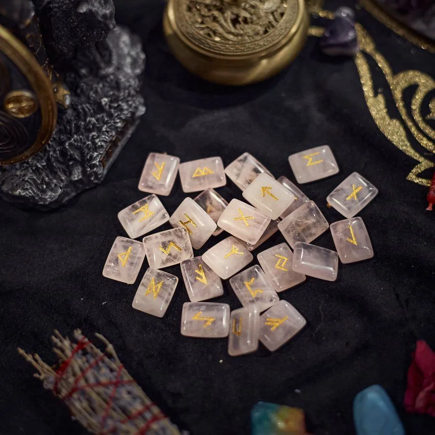 Набор рун из розового кварца, подарочная упаковка