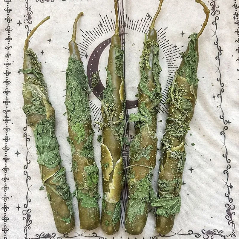 Катаная живая свеча "Обережная" с крапивой