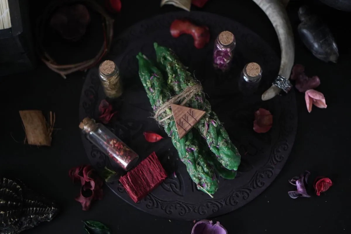 Восковая свеча "Тройной магнит" с амулетом