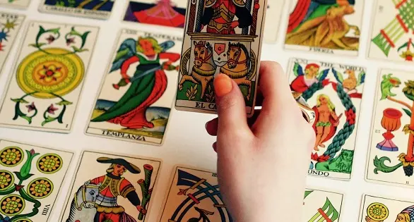 Колесница Таро в отношениях: значение прямой и перевернутой карты