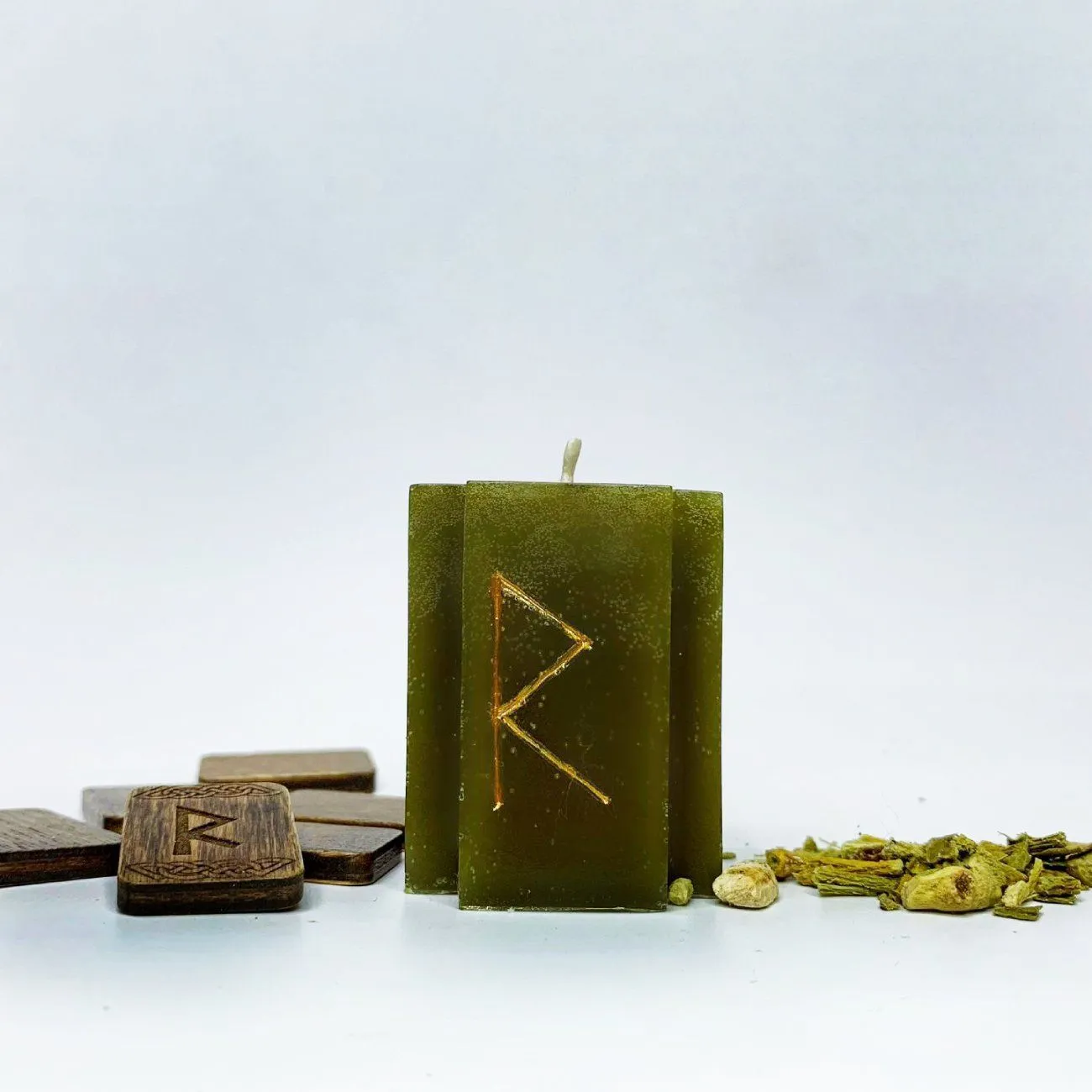 Свеча-крест руническая свеча с травами "Райдо"