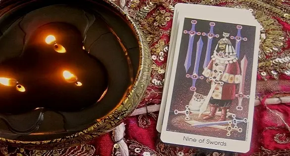 Карта Таро «9 Мечей»: ее значение в разных раскладах