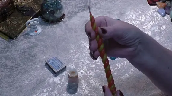 Приворот с красной и простой свечами