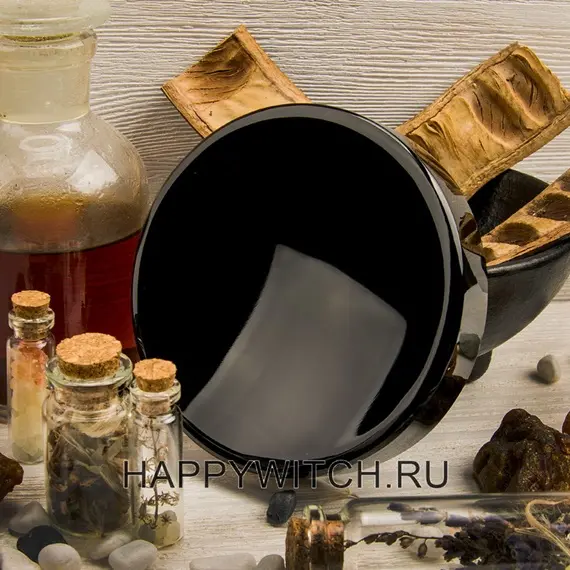 Вогнутое зеркало черного цвета