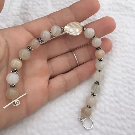 Браслет с лунным камнем