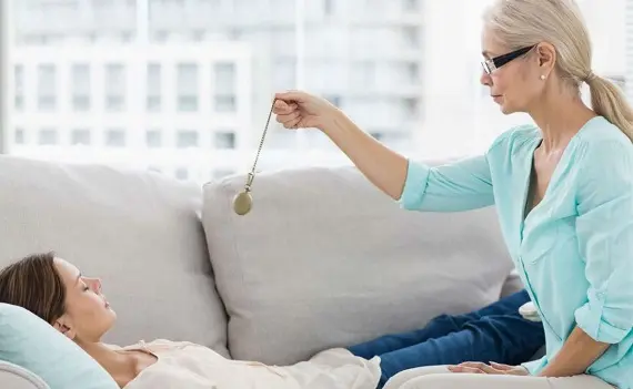 Преимущества гипноза перед медикаментами в лечении от депрессии