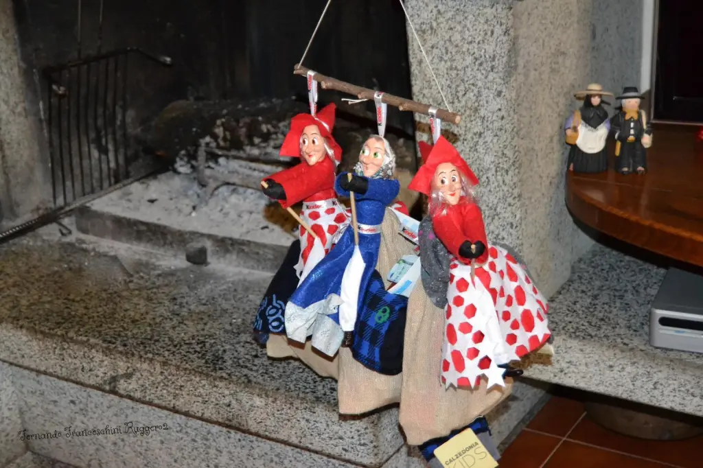 Три куколки-Бефаны с мешочками конфет