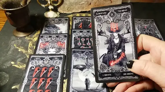 С помощью карт Таро