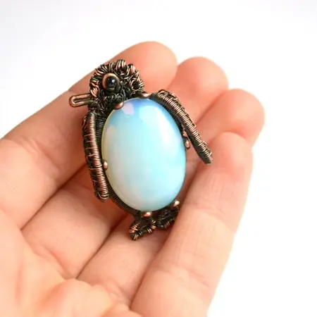 Брошь с лунным камнем