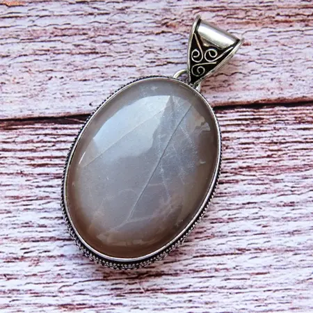 В чем сила подвески с лунным камнем