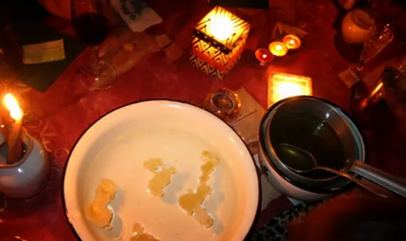 Что представляет собой ритуал гадания на воске свечи