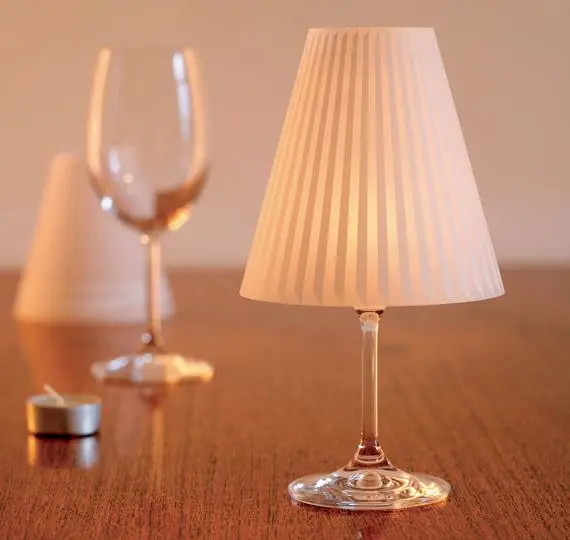 Украсьте поверхность лампы рисунками, поделками, бусинами, камнями, лентами 