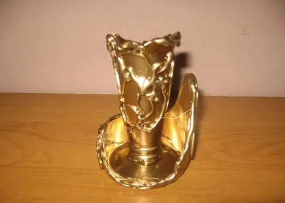 Подсвечник из разбитой пивной бутылки