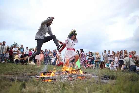 Праздник Лита_гадания через костры_праздник Лита.jpg