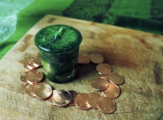 Симоронский ритуал на деньги со свечой