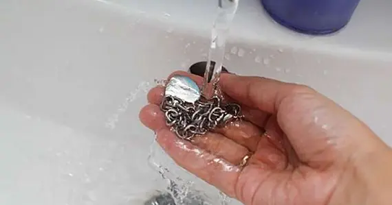 Чем можно почистить энергетику серебряной цепочки