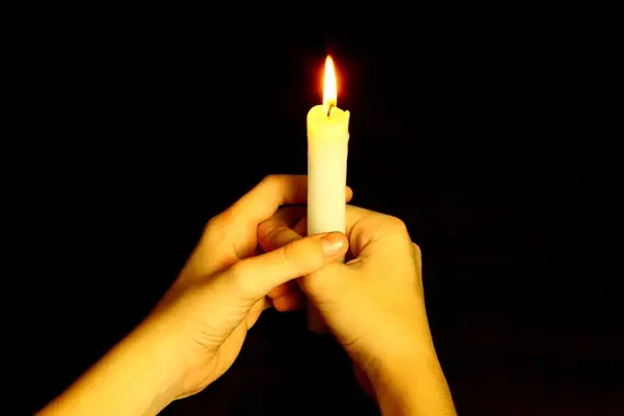 С помощью свечи