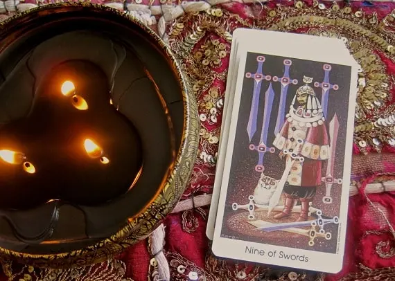 Значение перевернутой карты Таро 9 Мечей