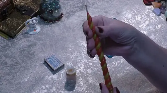 Приворот на две скрученные свечи