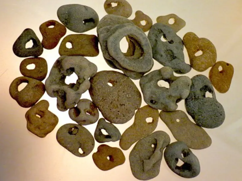 Оберег в машину_камешки с дырочками